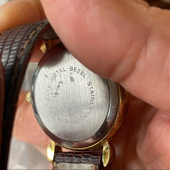 Authentic Vintage Peugeot Men's Watch with Genuine Brown Leather Band - Picture 4 of 4